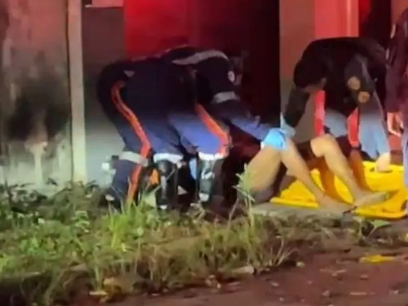 Mulher é brutalmente espancada e sofre fraturas nas pernas em área de mata no bairro Aleixo