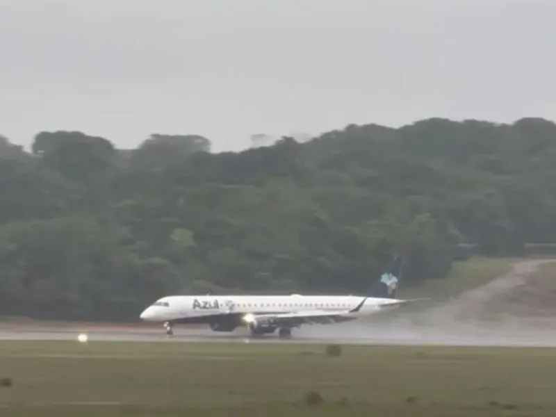Avião da Azul faz pouso de emergência em Manaus durante forte temporal Falha no sistema de freios levou piloto a acionar código de urgência “Pan Pan Pan”; não houve feridos